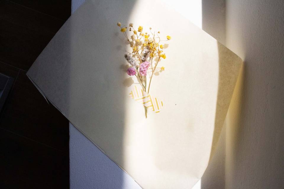 Caja con flores secas