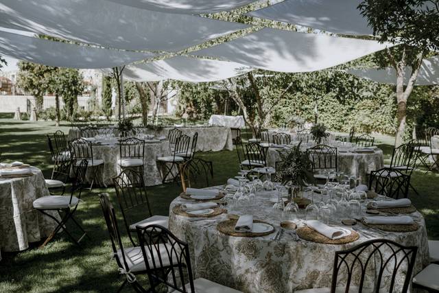 Banquete exterior con telas