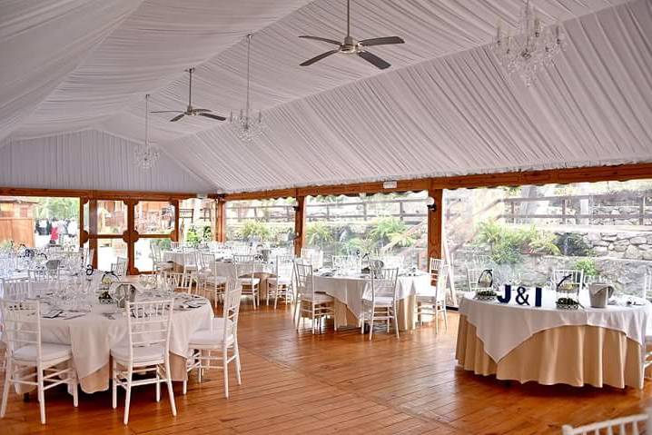 Interior de la carpa