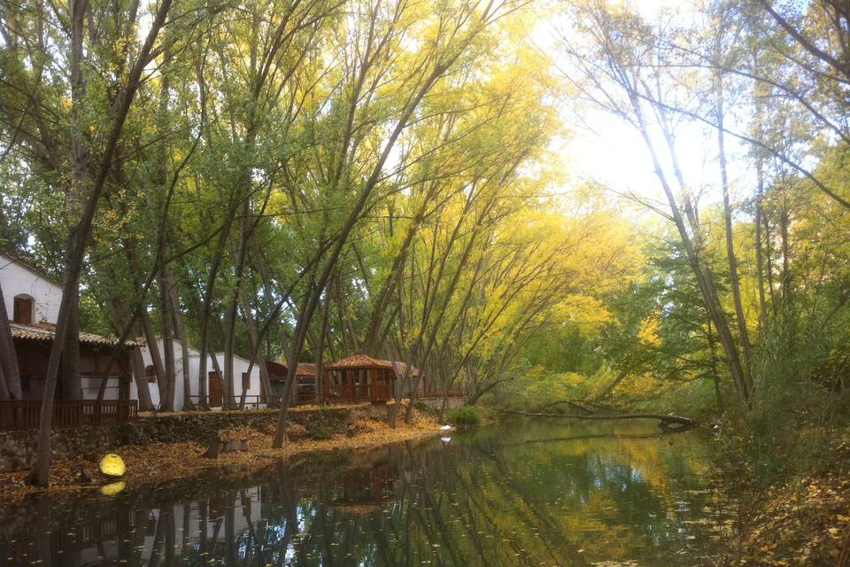 Masía en otoño