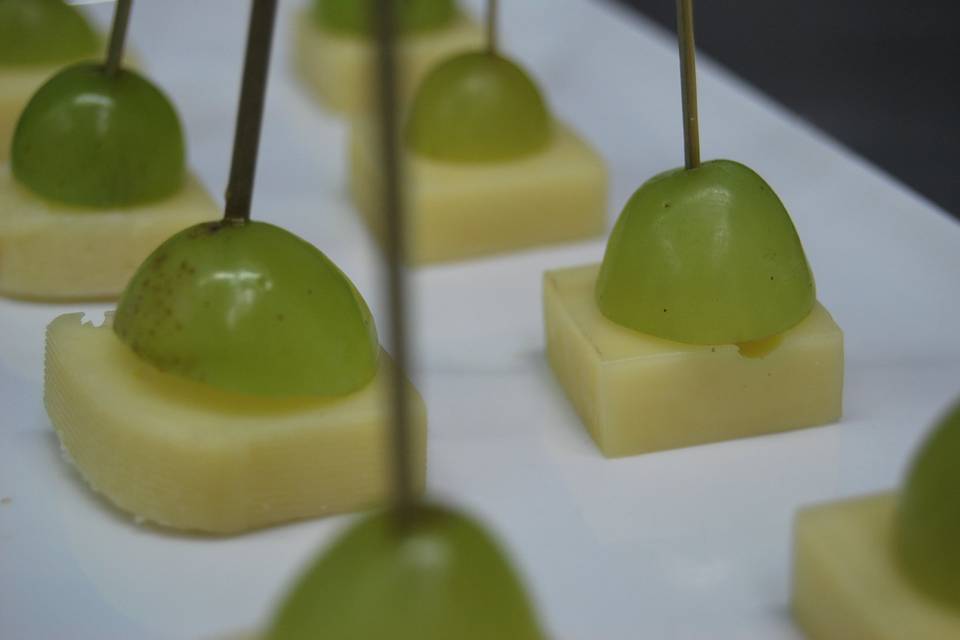 Aperitivo de queso con uvas