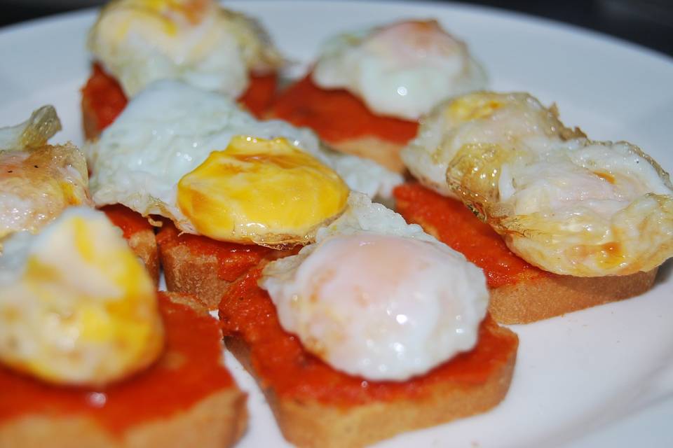 Tostada con huevo codorniz