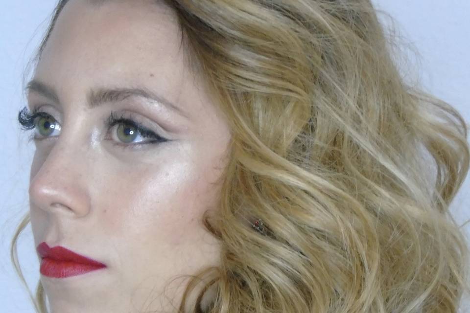 Ondas despeinadas y maquillaje