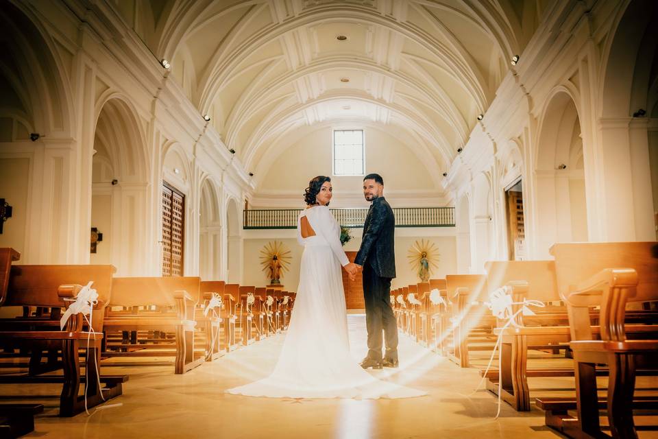 Novios en la iglesia