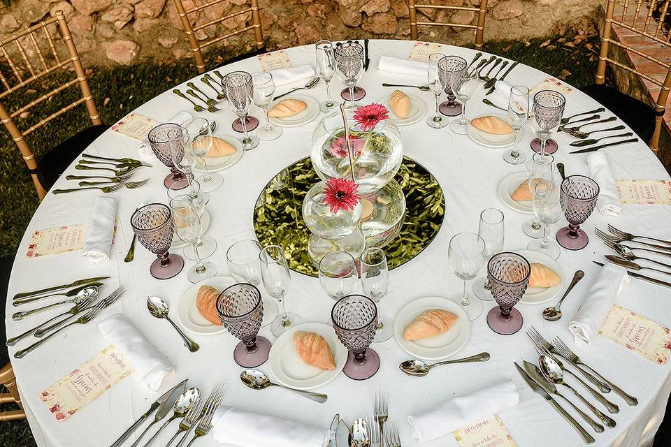 Decoración de mesa de invitados