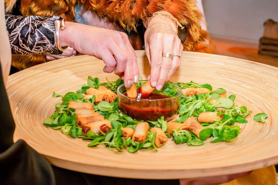 Decorando plato de aperitivos
