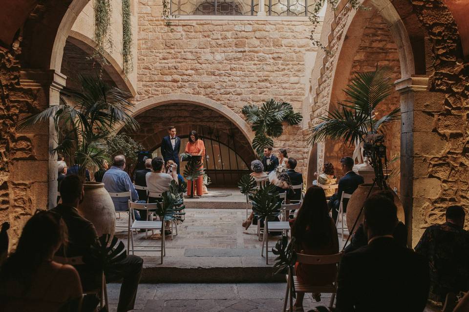 Ceremonia en patio gótico