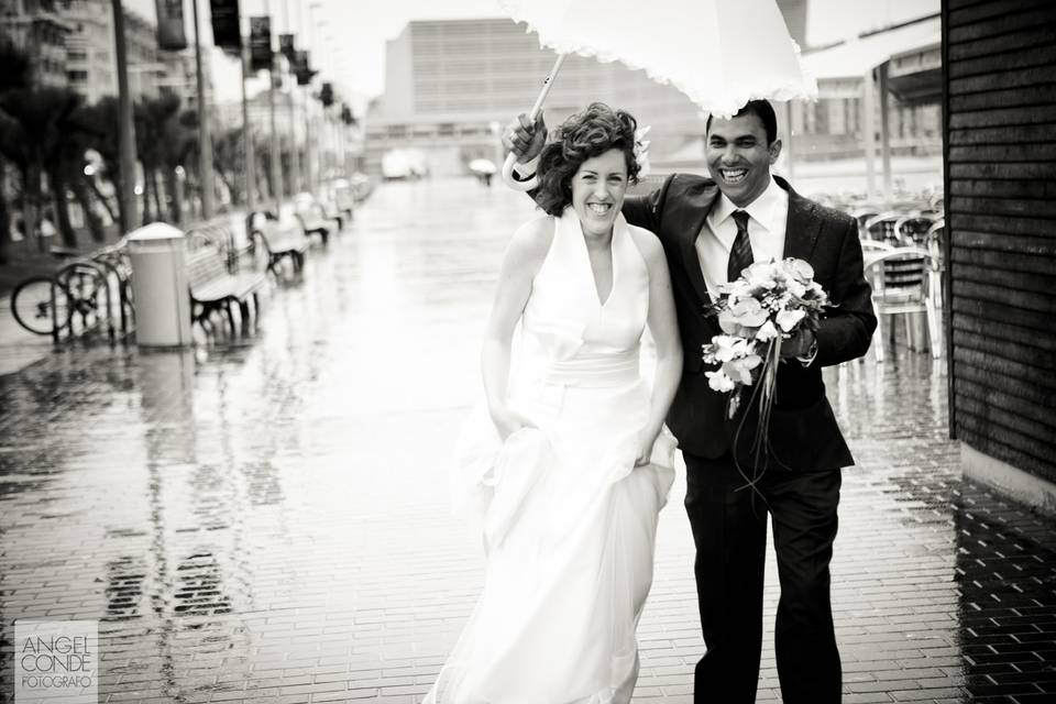 Fotos de boda en San Sebastian - Bajo la lluvia junto al Restaurante People