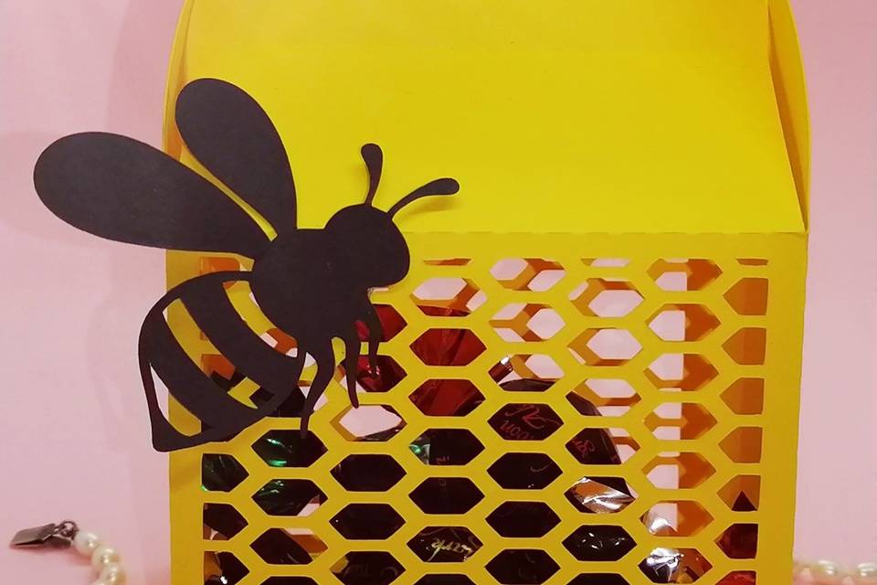 Caja con abeja