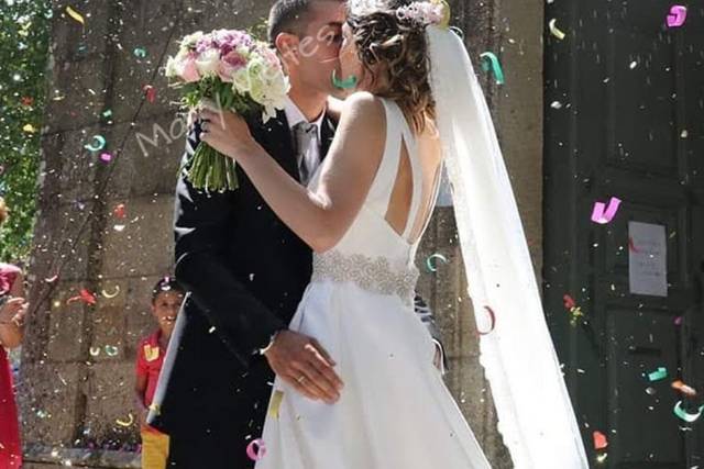Novios a la salida de la ceremonia