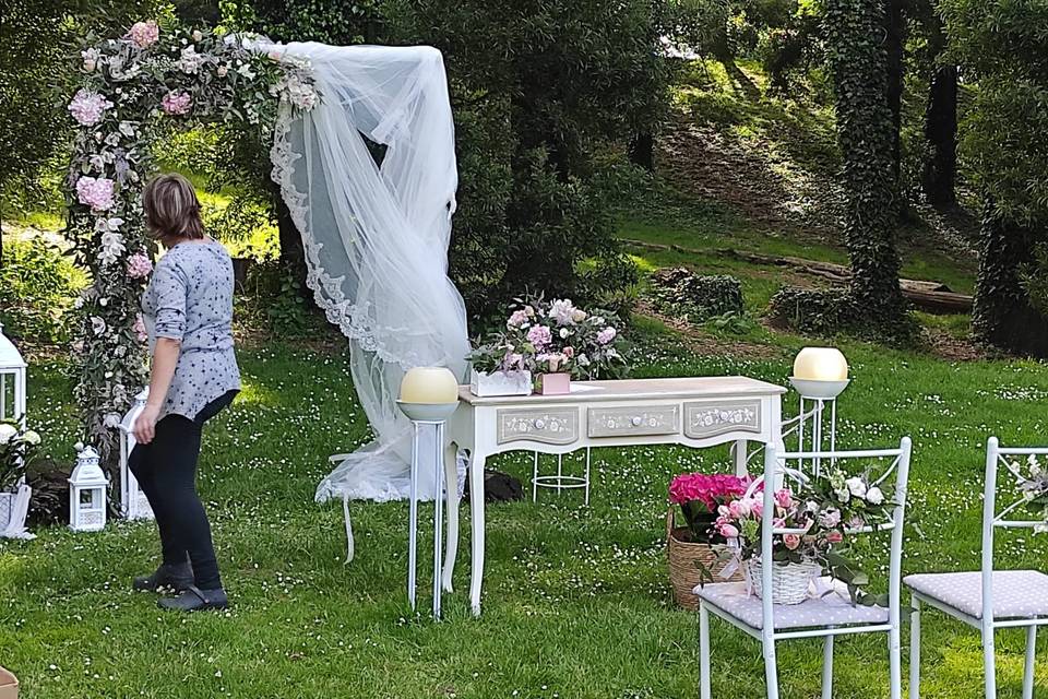 Trabajando en arco de boda