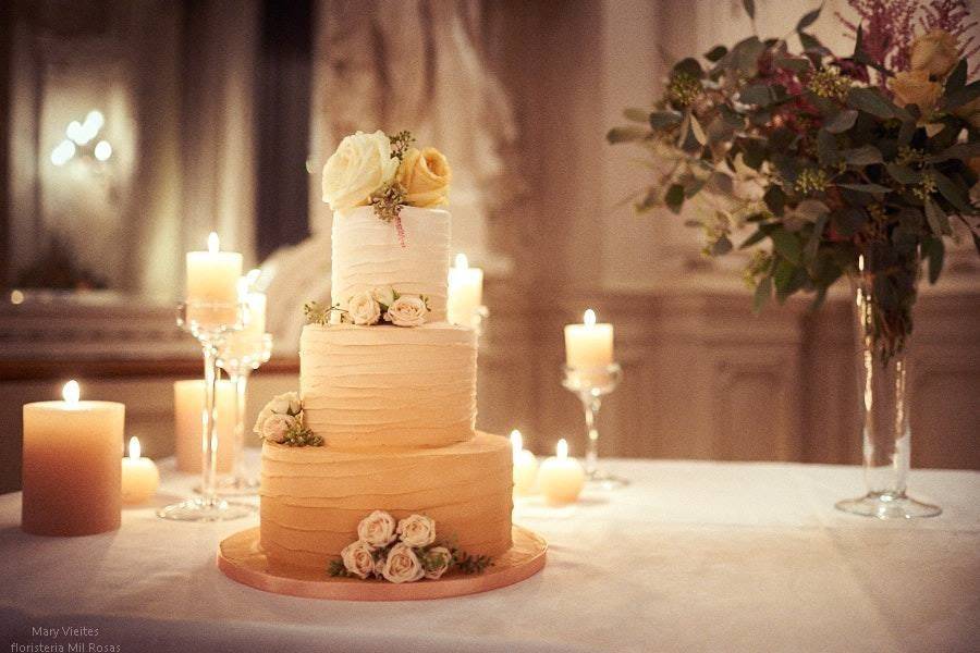 Tarta decorada con flores