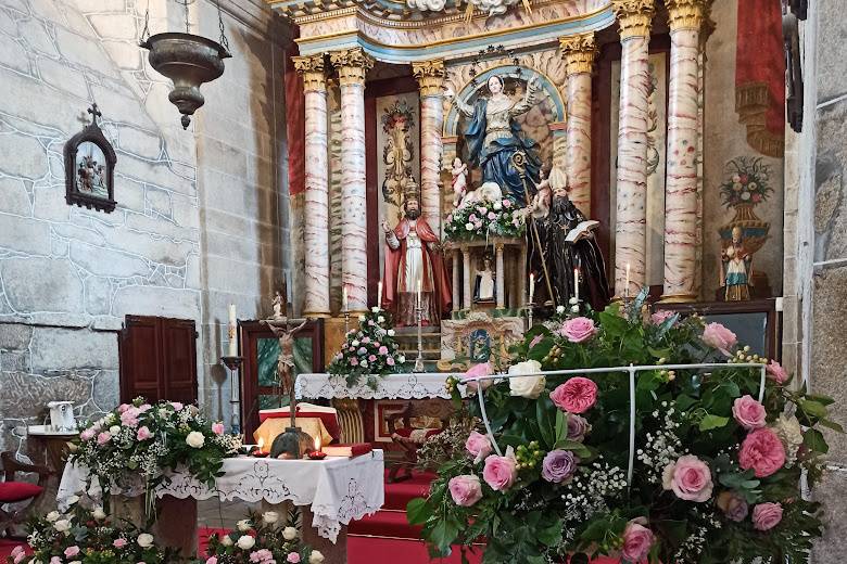 Boda religiosa con rosas