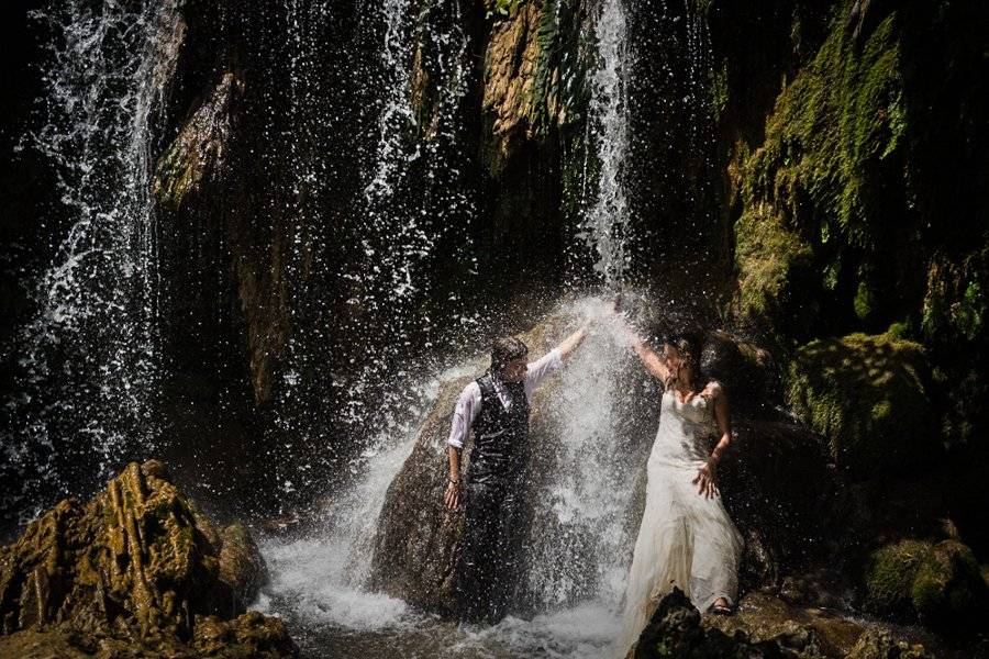 Fotógrafo postboda en una cascada