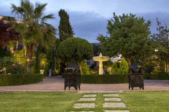 Jardines y Cortijo Caballo Blanco