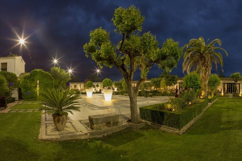 Jardines y Cortijo Caballo Blanco