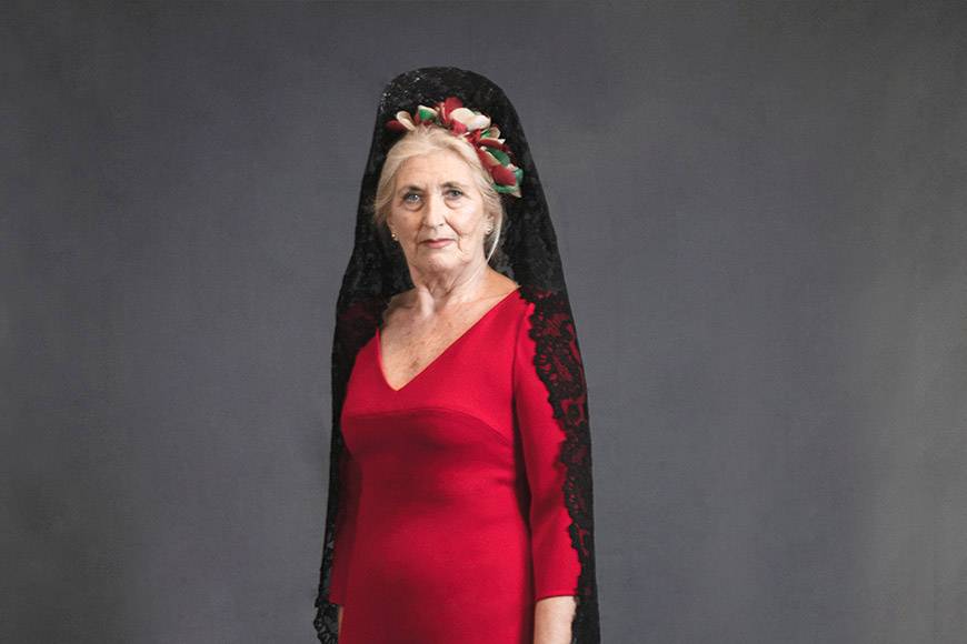 Vestido rojo con mantilla