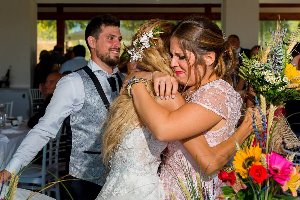 Tierno abrazo con la novia