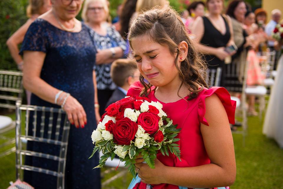 Hija llorando camino al altar