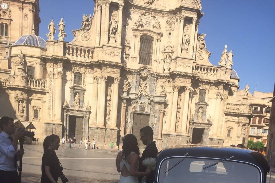 Catedral y Mercedes negro