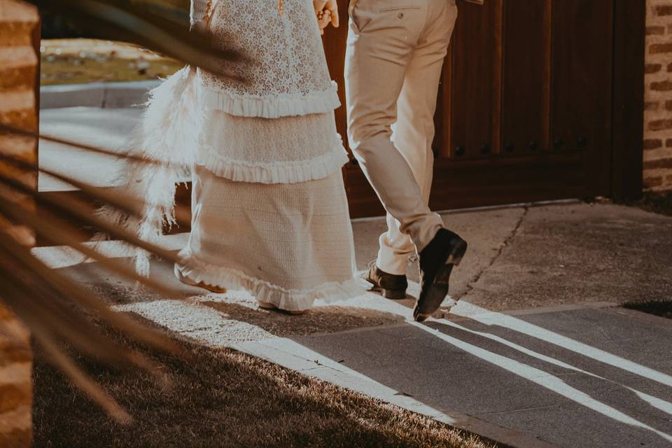 Novios en el portón de madera