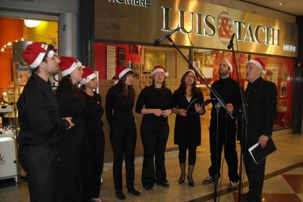 Concierto urbano del Coro CEU por Navidad