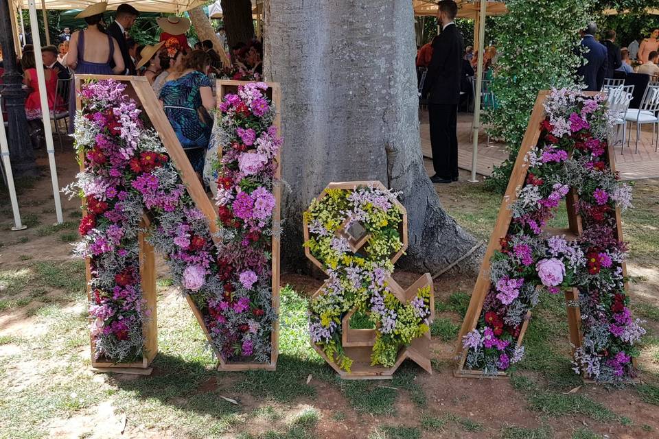 Letras de madera con flores