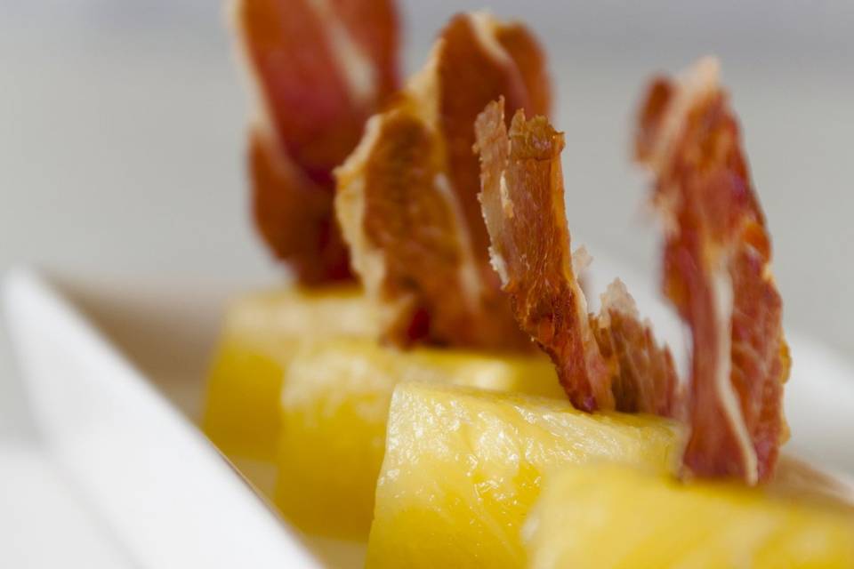 Piña cruda con crujiente de jamón