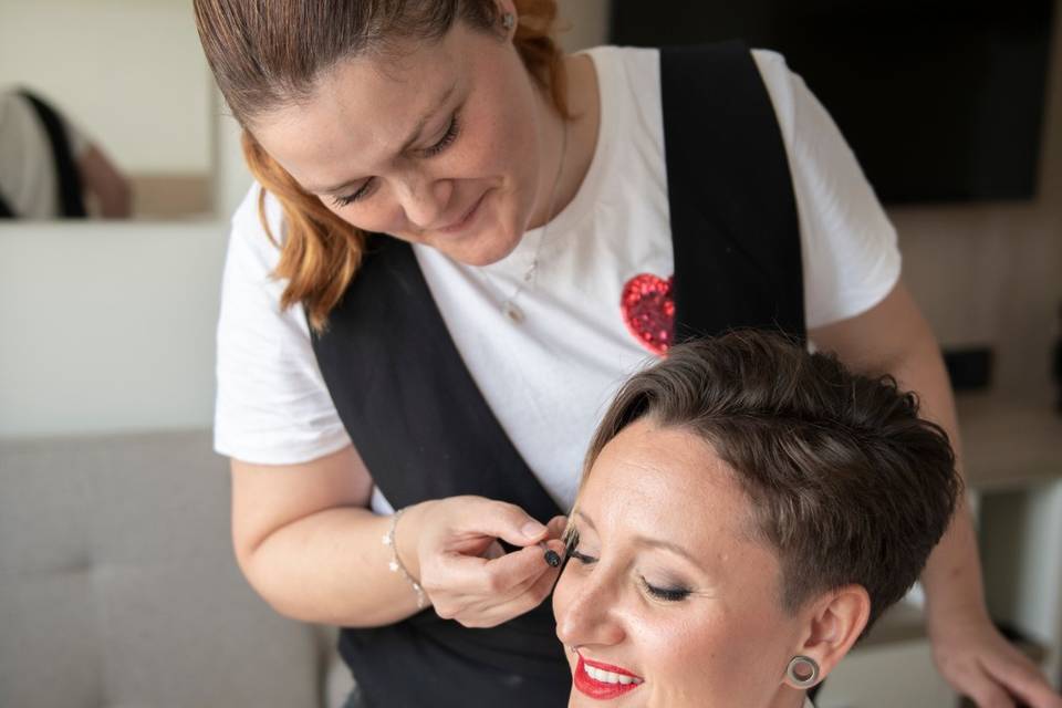 Ultimando detalles del maquillaje