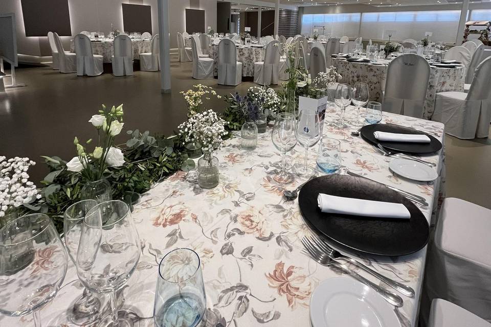 Salón con mantel floral