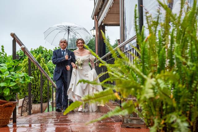 Entrada novia lluvia