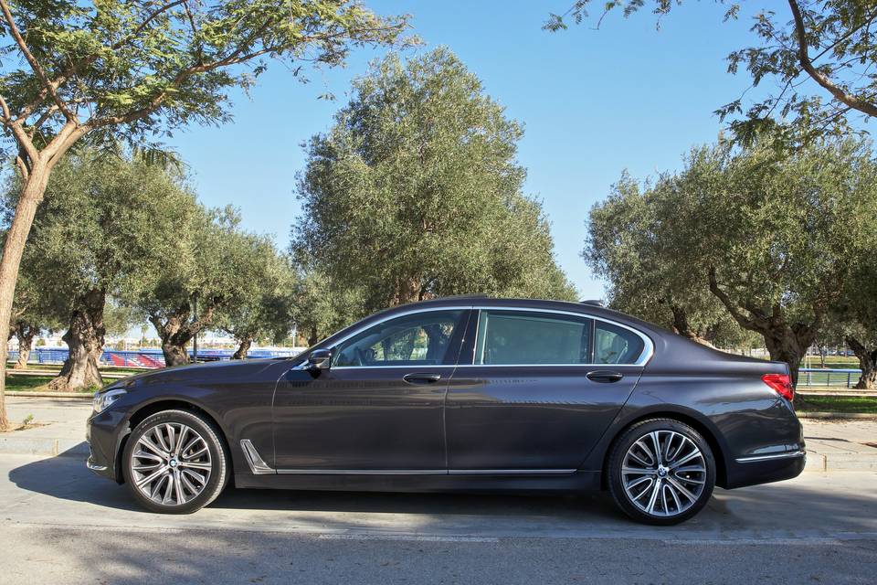 BMW 750Li xDrive VIP Lounge