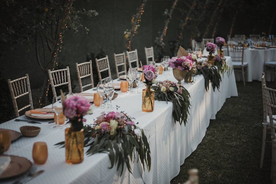 Mesa imperial con flores