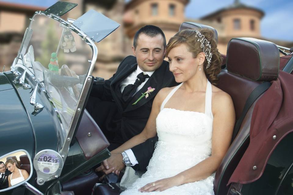 Novios en el coche