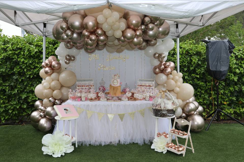 Mesa dulce decorada con globos