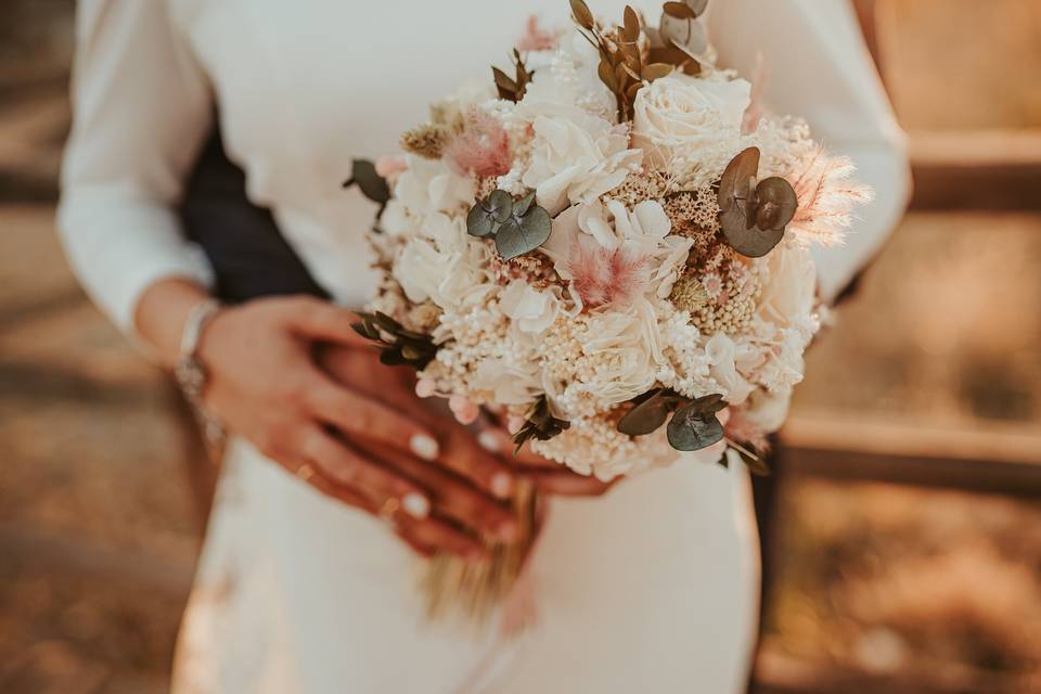 Tocado de flores preservadas