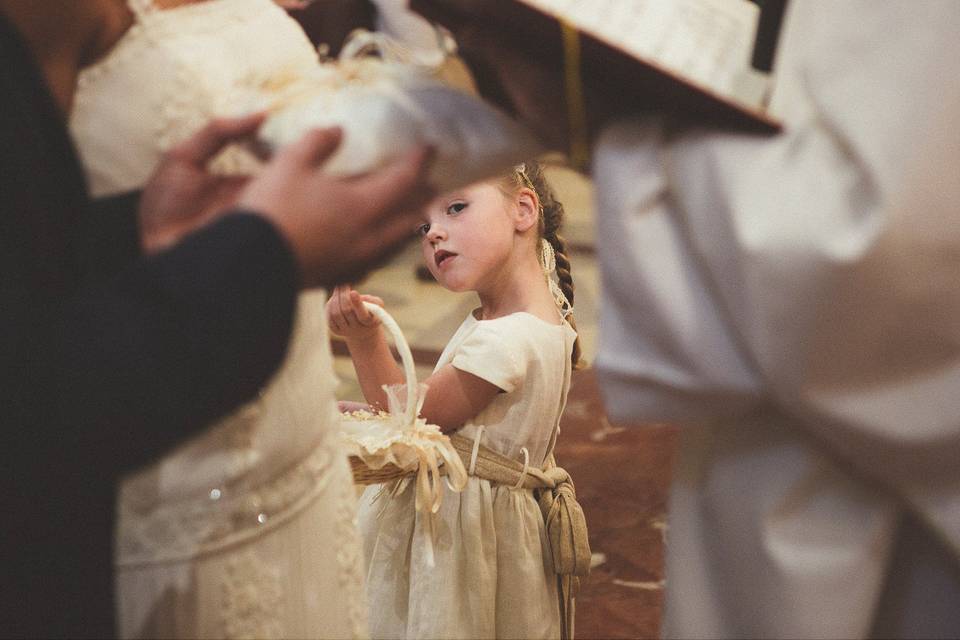 Mirada de niña en iglesia