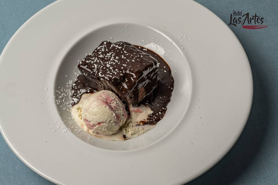 Brownie con helado de vainilla