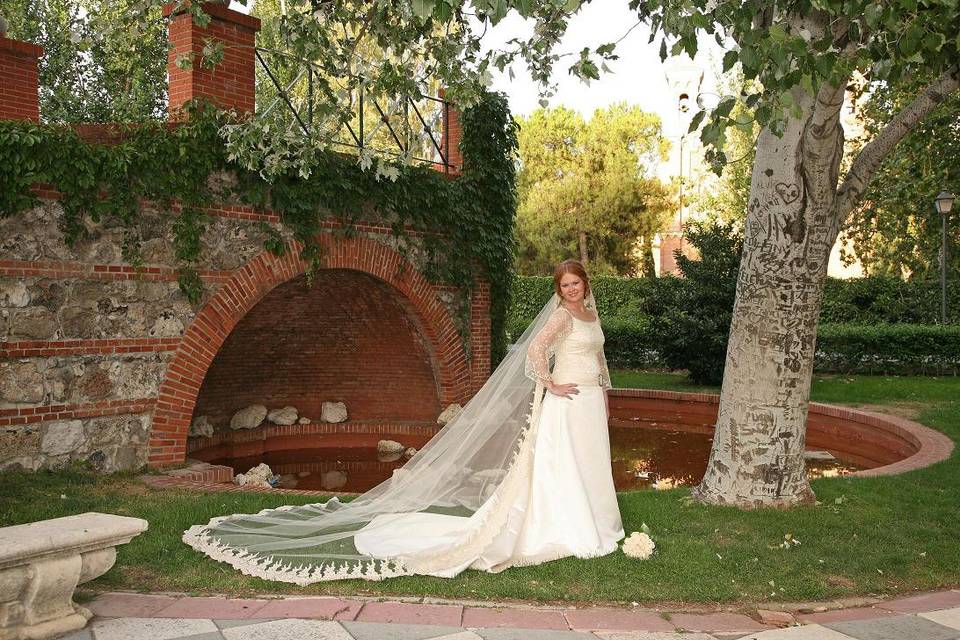 Vestido en raso y tul bordado