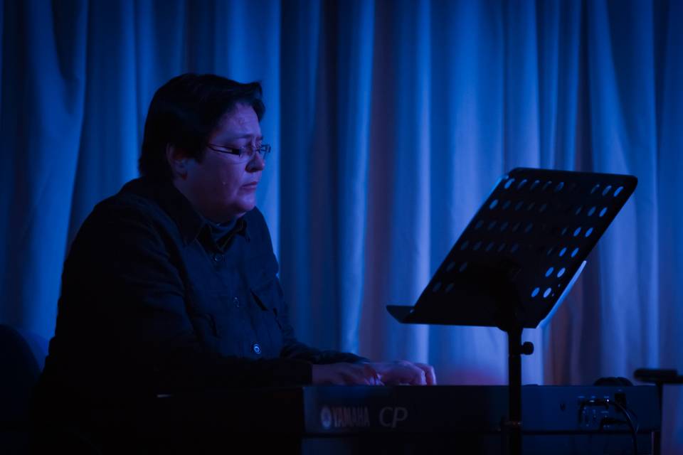 Marina, pianista y acordeonista del grupo