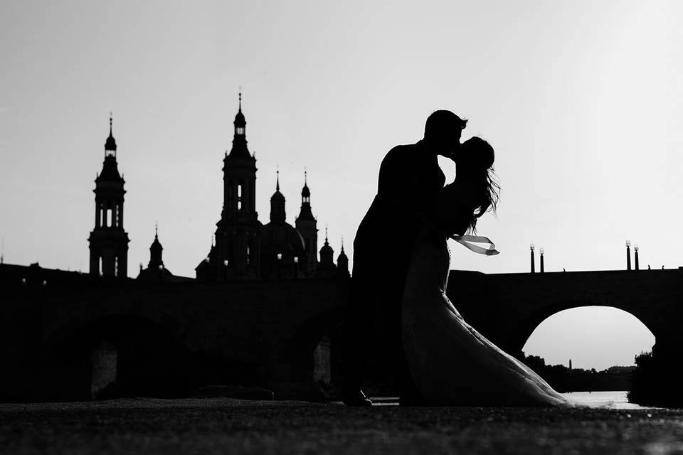 Postboda en el Puente del Pilar