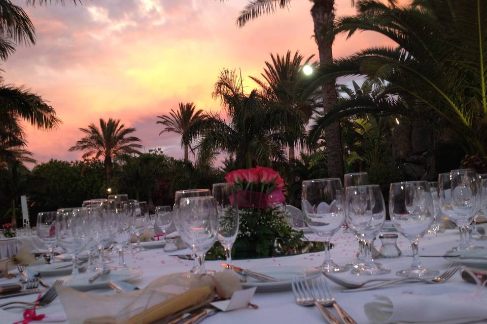 Detalles de la mesa al atardecer