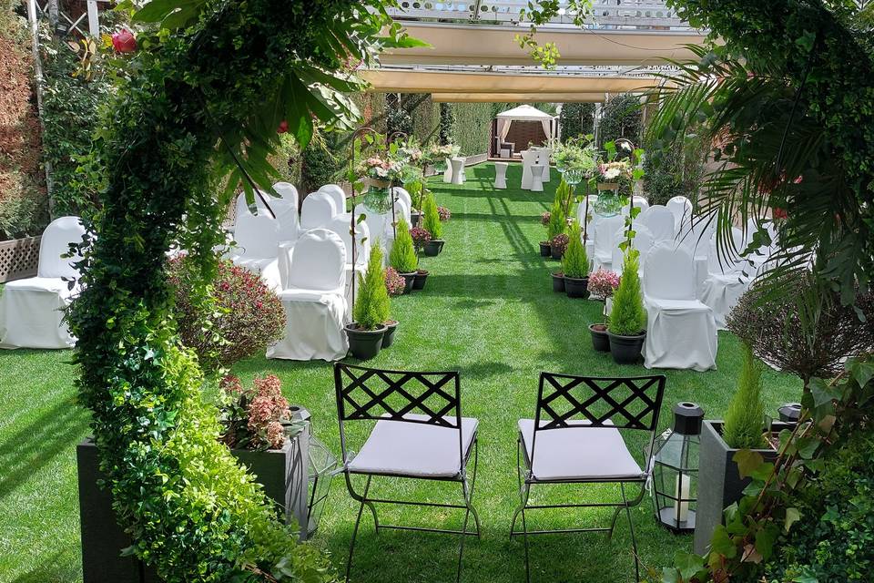 CEREMONIA EN EL JARDÍN