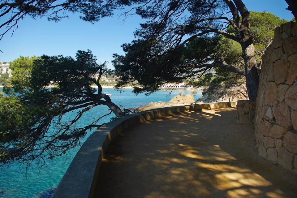 Camí de ronda frente al hotel