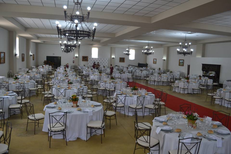 Banquete con mesas blancas