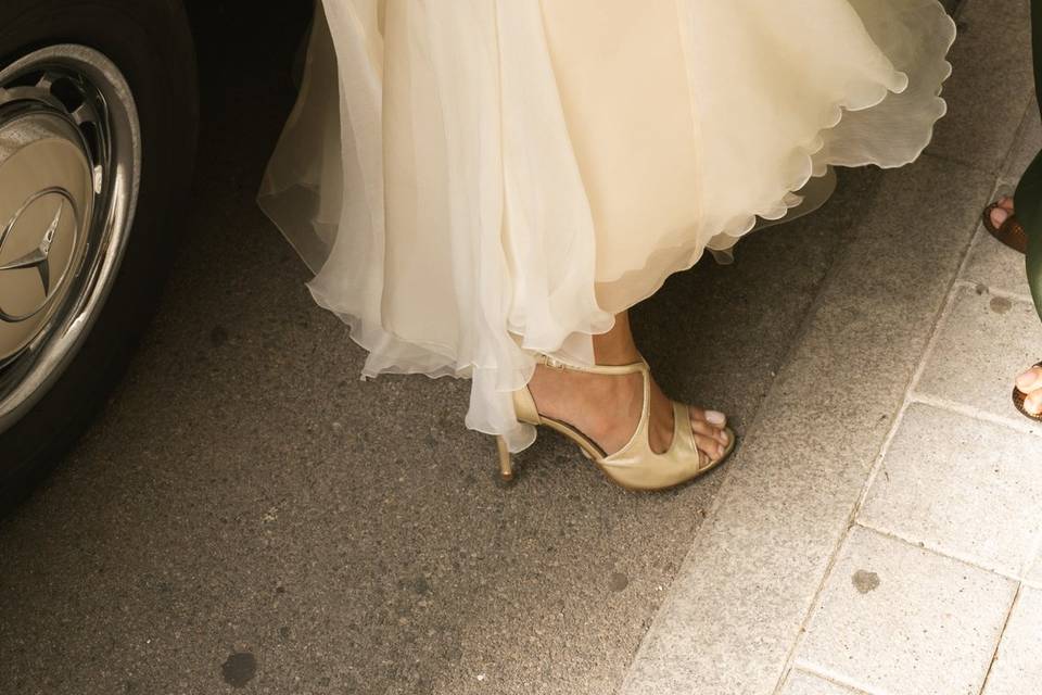 Detalle vestido y zapato novia