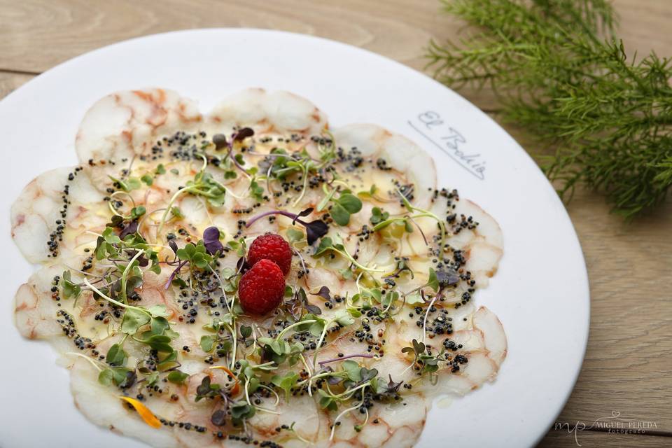 Carpaccio de carabineros y gambas con aceite de caviar negro