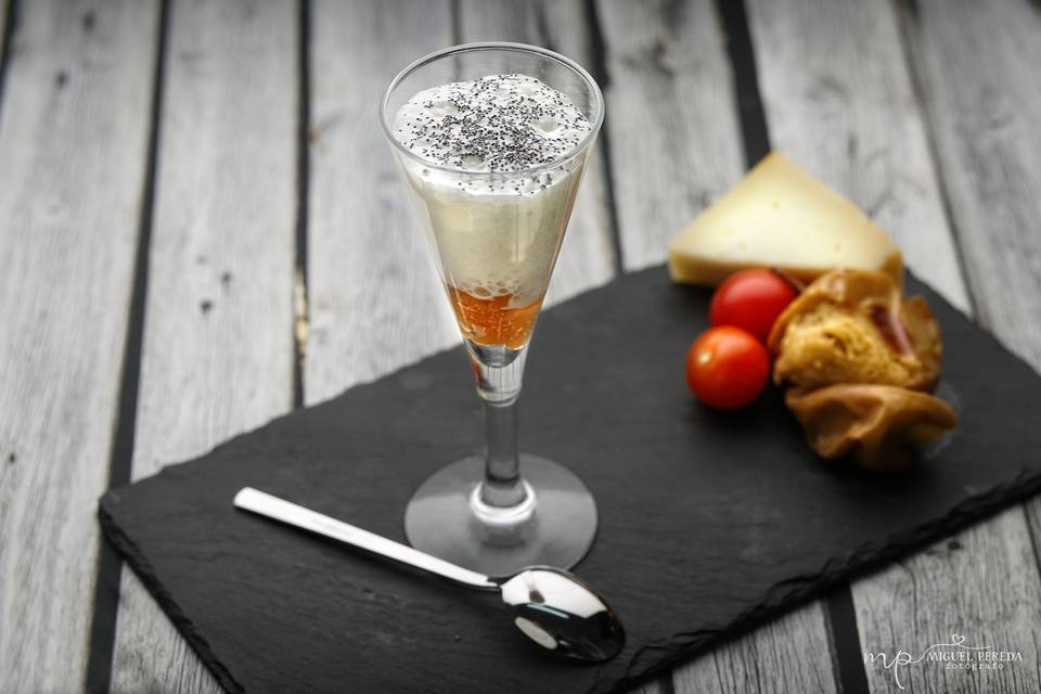 Copita de espuma de queso de valdeon con mermelada de higos y semilla de amapolas