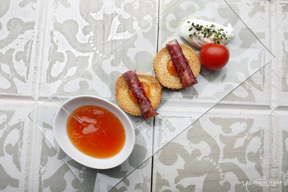 Rollitos de cecina con mermelada de tomate