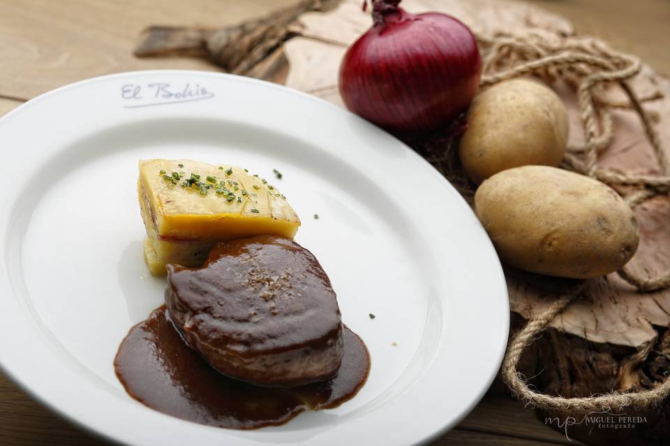 Solomillo “bohío” con pastel de patata, queso, baicon y salsa al vino tinto